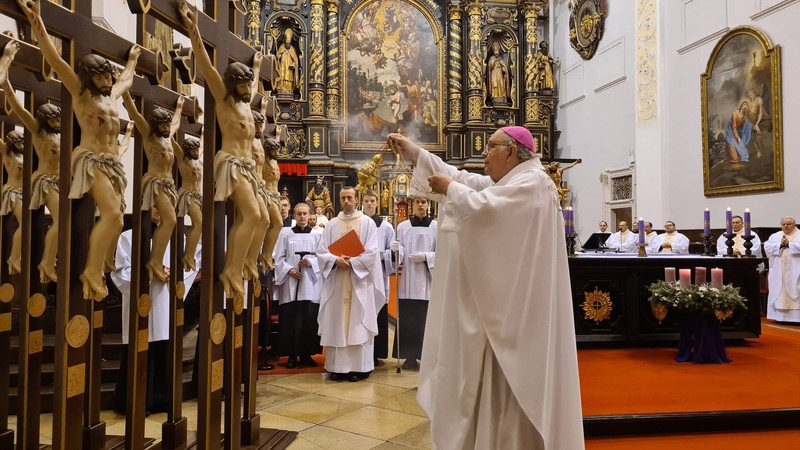 Požehnané kríže budú umiestnené v dvanástich jubilejných chrámoch Trnavskej arcidiecézy