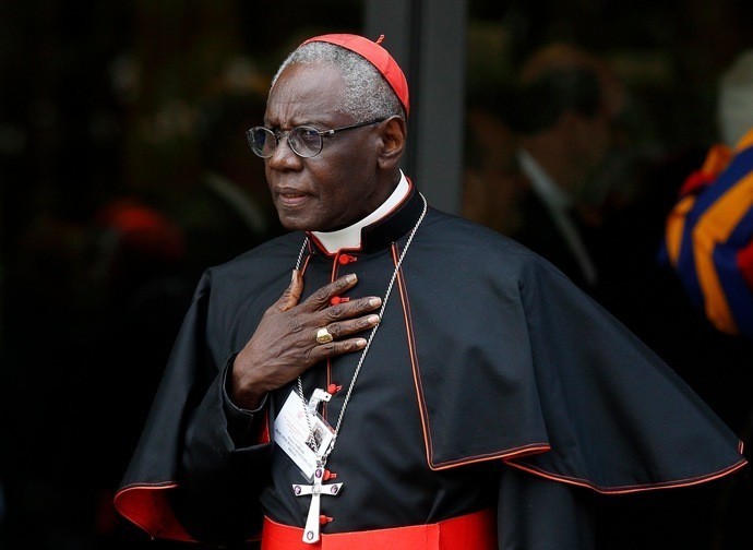 Kardinál Sarah: „Stačí s profanáciami, o Eucharistii sa nedebatuje.“
