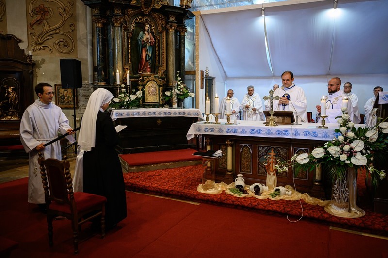 Sestra Františka z Kongregácie školských sestier zložila prvé rehoľné sľuby