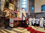 Arcibiskup Ján Orosch navštívil pútnické miesto Slziacej Panny Márie v Báči