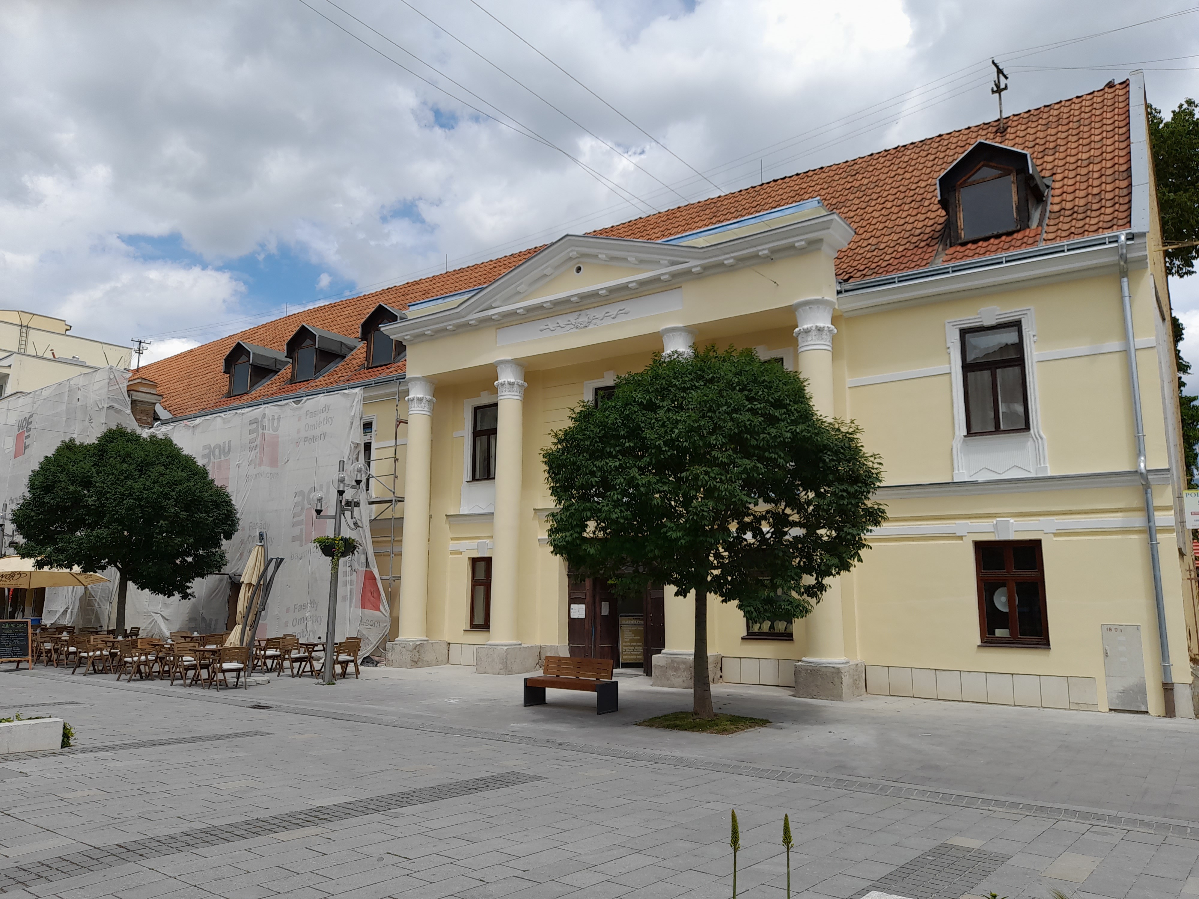 Prebieha obnova fasády Špitálika a múra na Námestí svätého Mikuláša