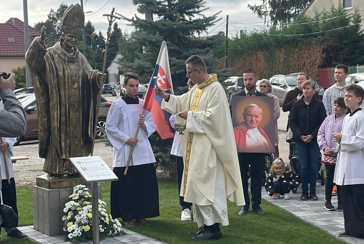 V Bielom Kostole majú novú sochu svätého Jána Pavla II.