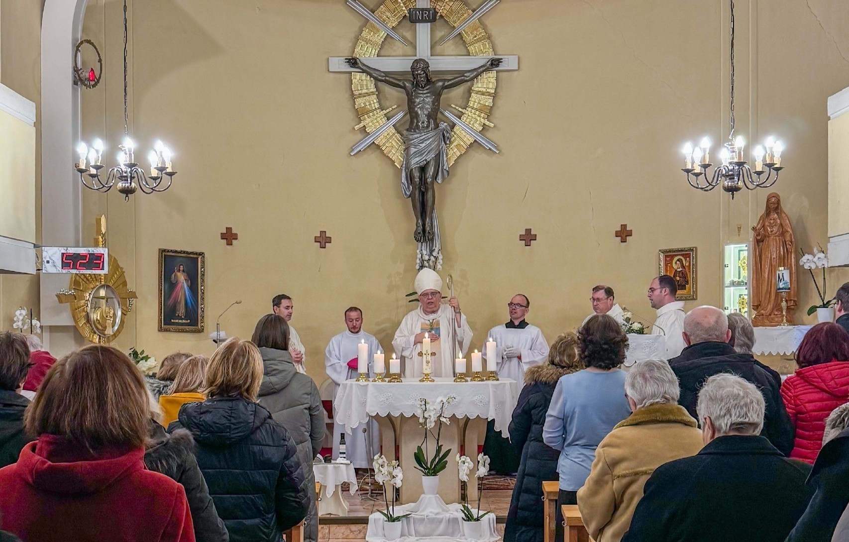 Arcibiskup Orosch udelil sviatosť pomazania chorých vo Fakultnej nemocnici Trnava