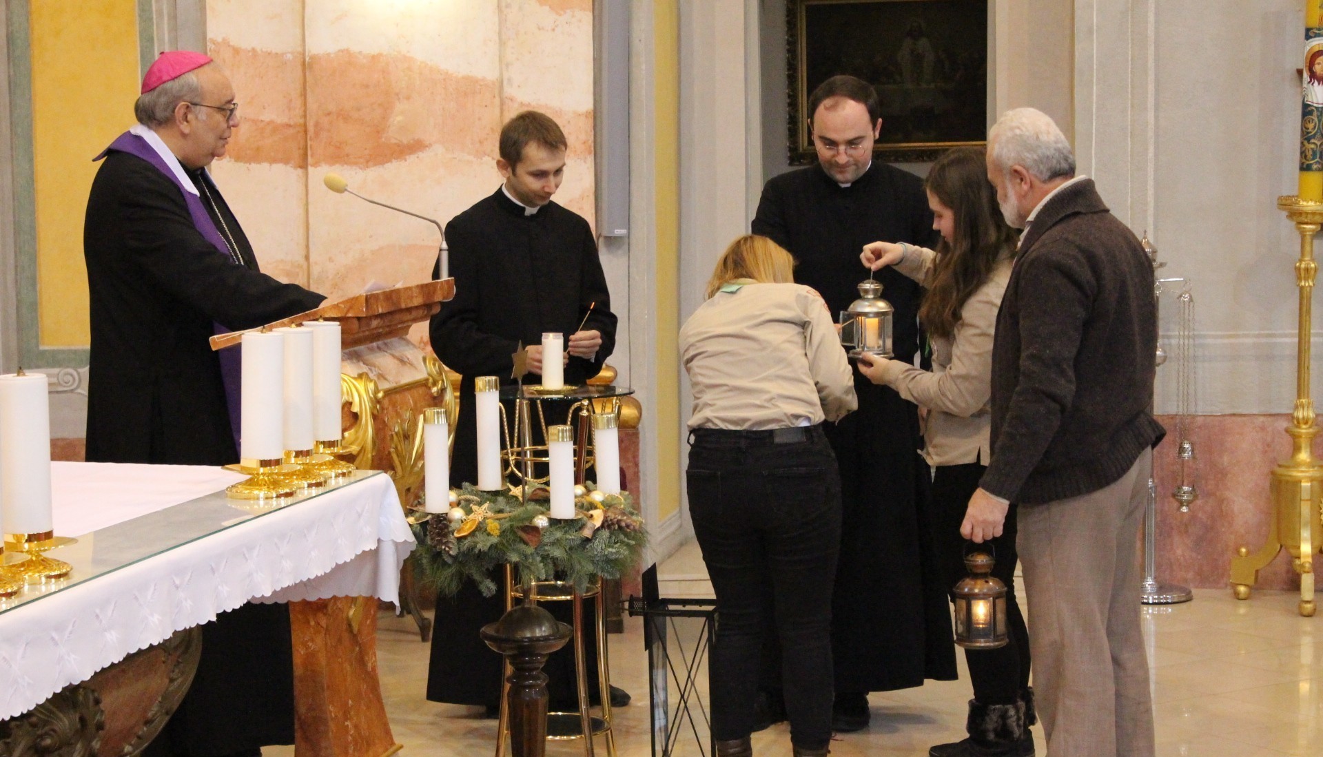 Skauti priniesli Betlehemské svetlo. Prevzal ho trnavský arcibiskup Ján Orosch
