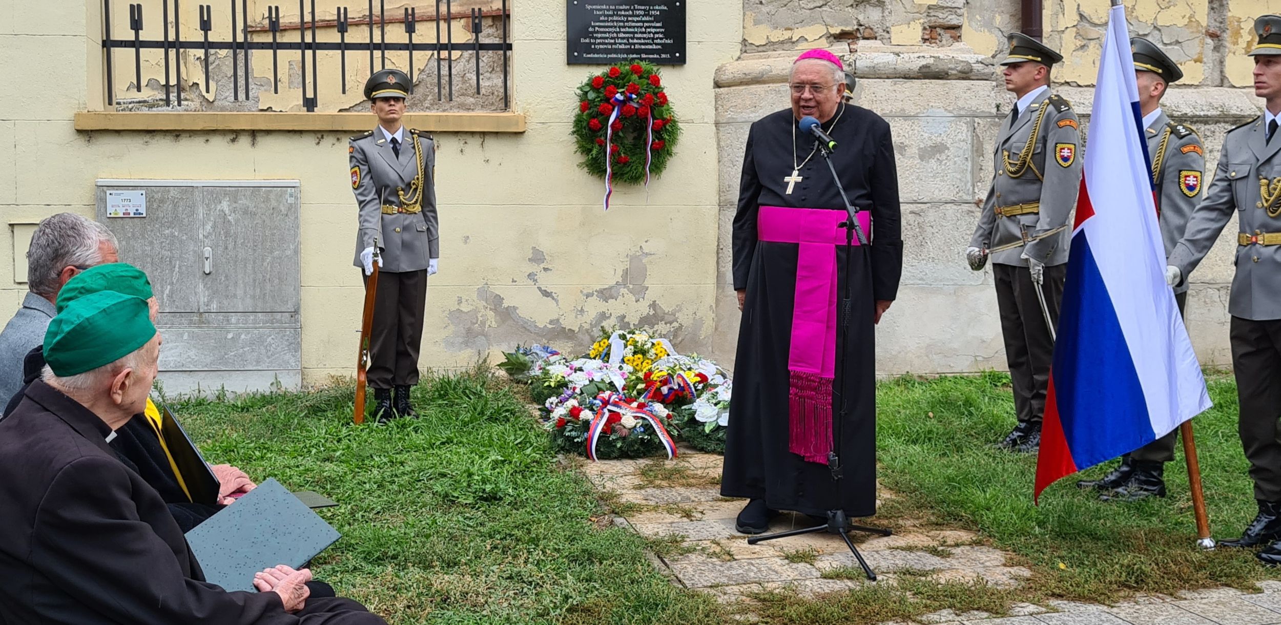 Arcibiskup Mons. Ján Orosch prevzal pamätnú medailu ministra obrany SR in memoriam za Mons. Ladislava Čeriho