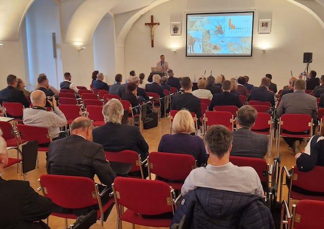 Odborná konferencia Nádej v ére dezinformácií v Trnave spojila vedu a vieru