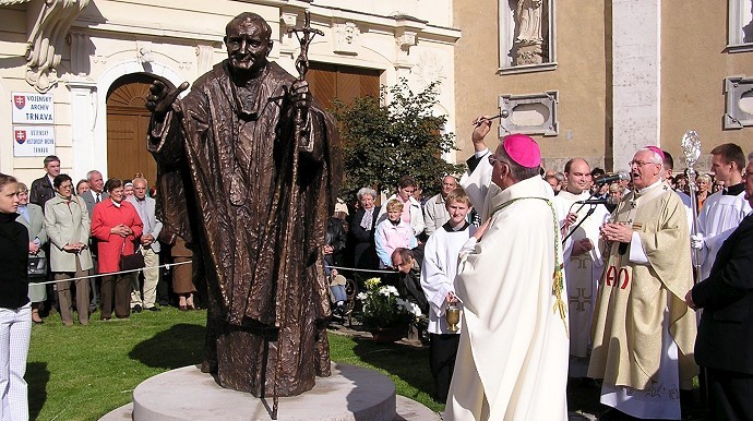Bol to pre Trnavu veľký sviatok, sochu pápeža Jána Pavla II. odhalili pred 20 rokmi