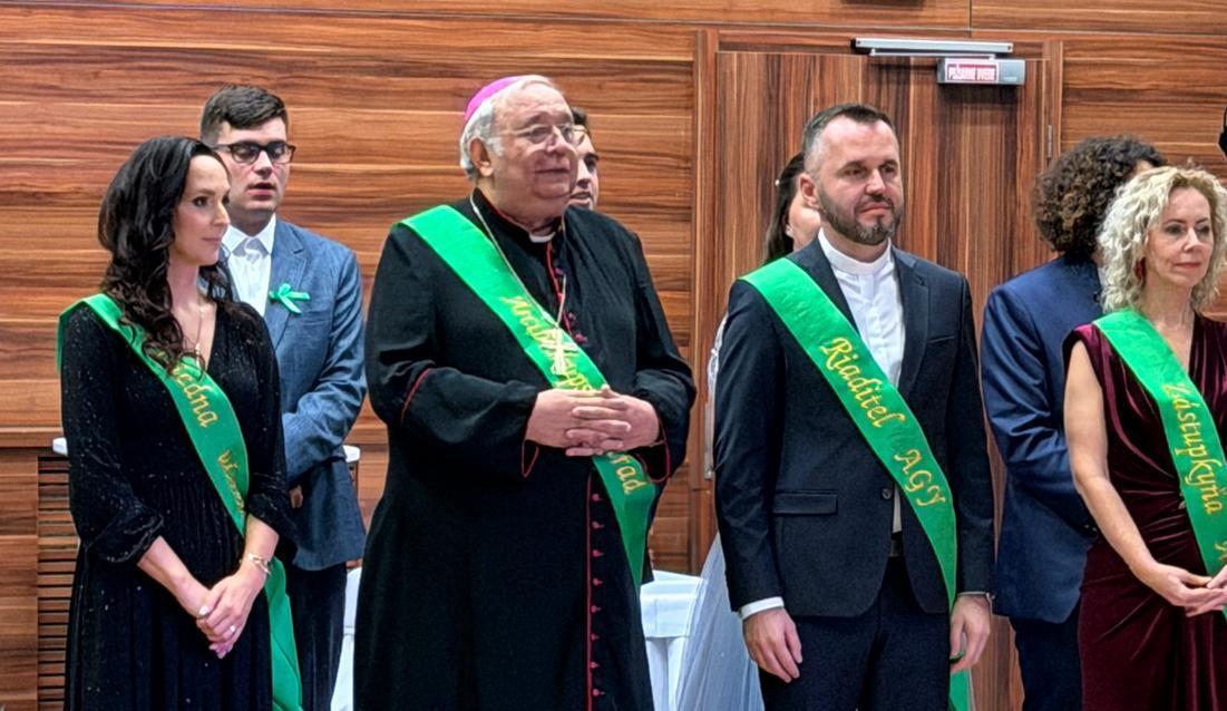 Arcibiskup Orosch maturantom: „Buďte príkladnými kresťanmi v dnešnom svete“