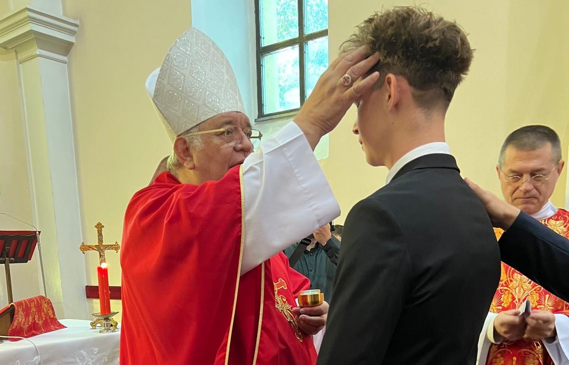„Ľudia potrebujú skutky lásky, nie prázdne slová,“ zdôraznil arcibiskup Orosch birmovancom