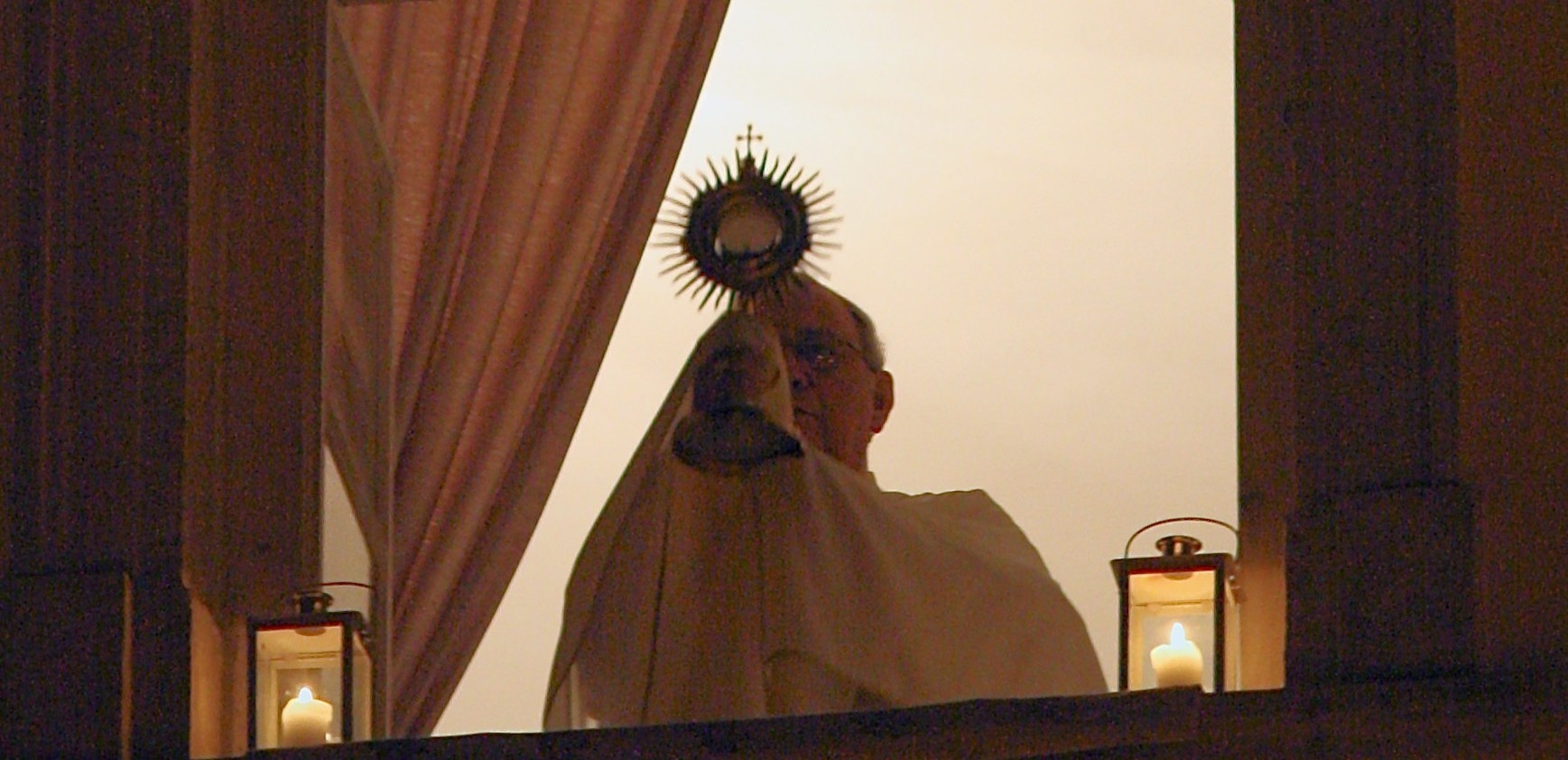 Arcibiskup Orosch obnovil udeľovanie polnočných požehnaní