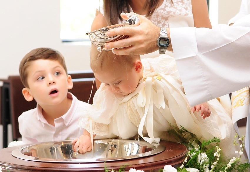 Kongregácia pre náuku viery: Formulu krstu neslobodno svojvoľne meniť