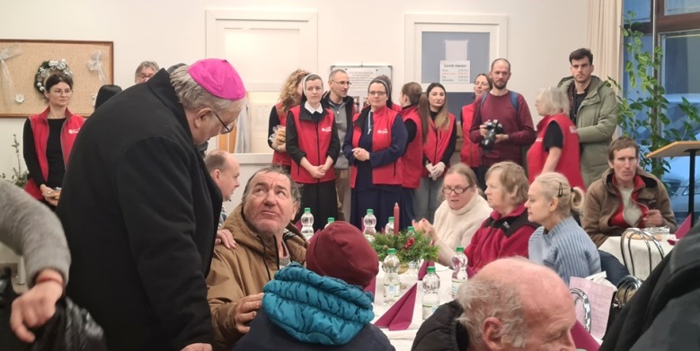 Blízkosť, modlitba a nádej: Arcibiskup Orosch pri štedrej večeri s ľuďmi bez domova