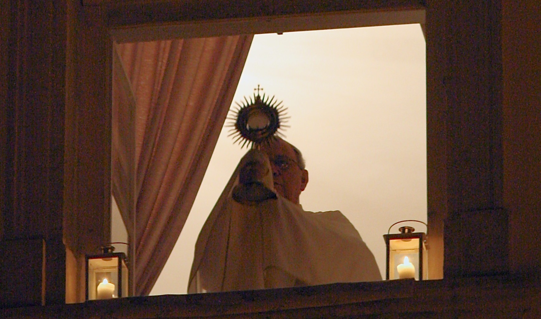 Počas polnočného eucharistického požehnania si vzbuďme dokonalú ľútosť