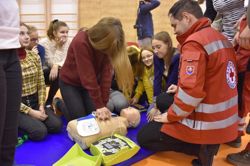 Defibrilátor osadili v budove dvoch cirkevných škôl v Trnave