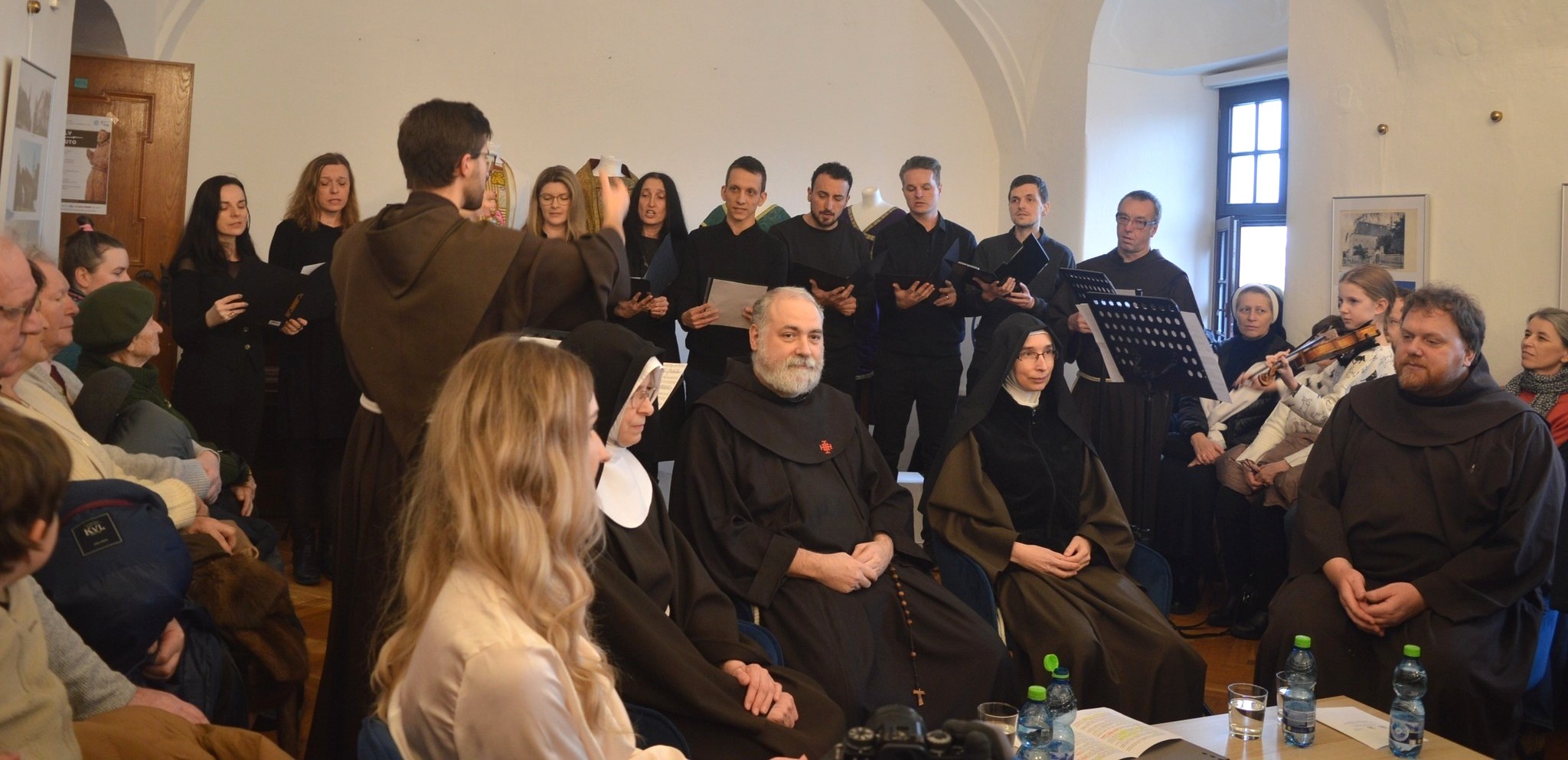 „Tri uzly – jedno puto“ spojili františkánov a klarisky pri oslave sv. Františka