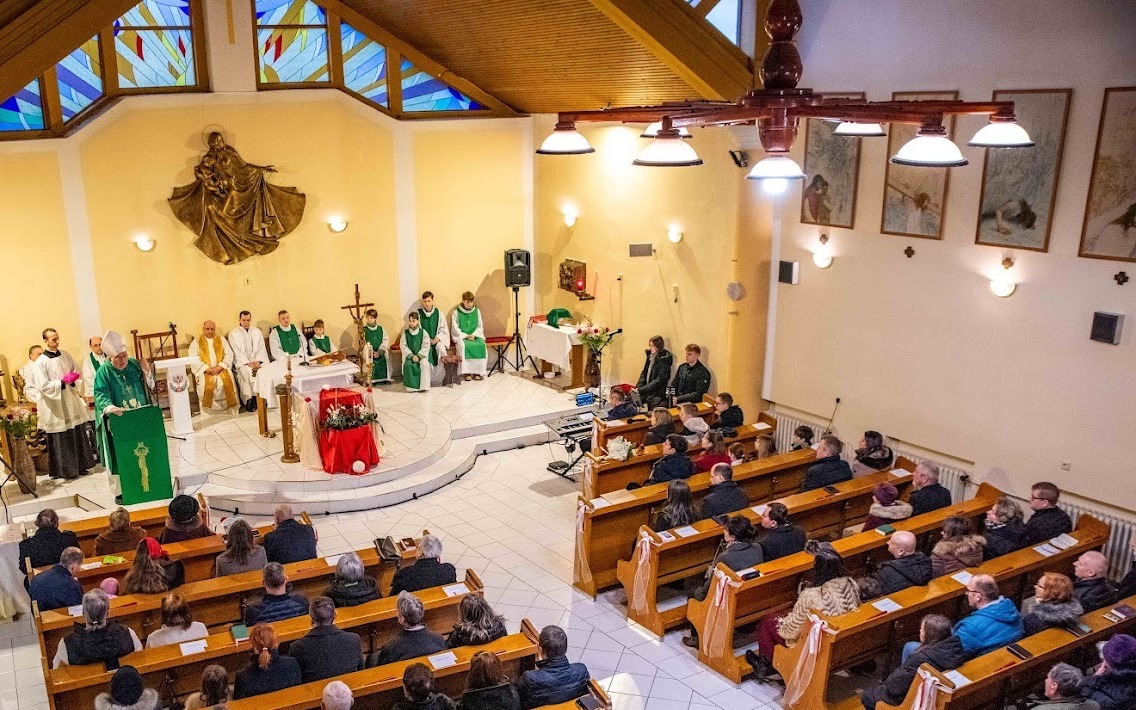 Arcibiskupské požehnanie pre manželov a pocta farárovi: Slávnosť v Orechovej Potôni