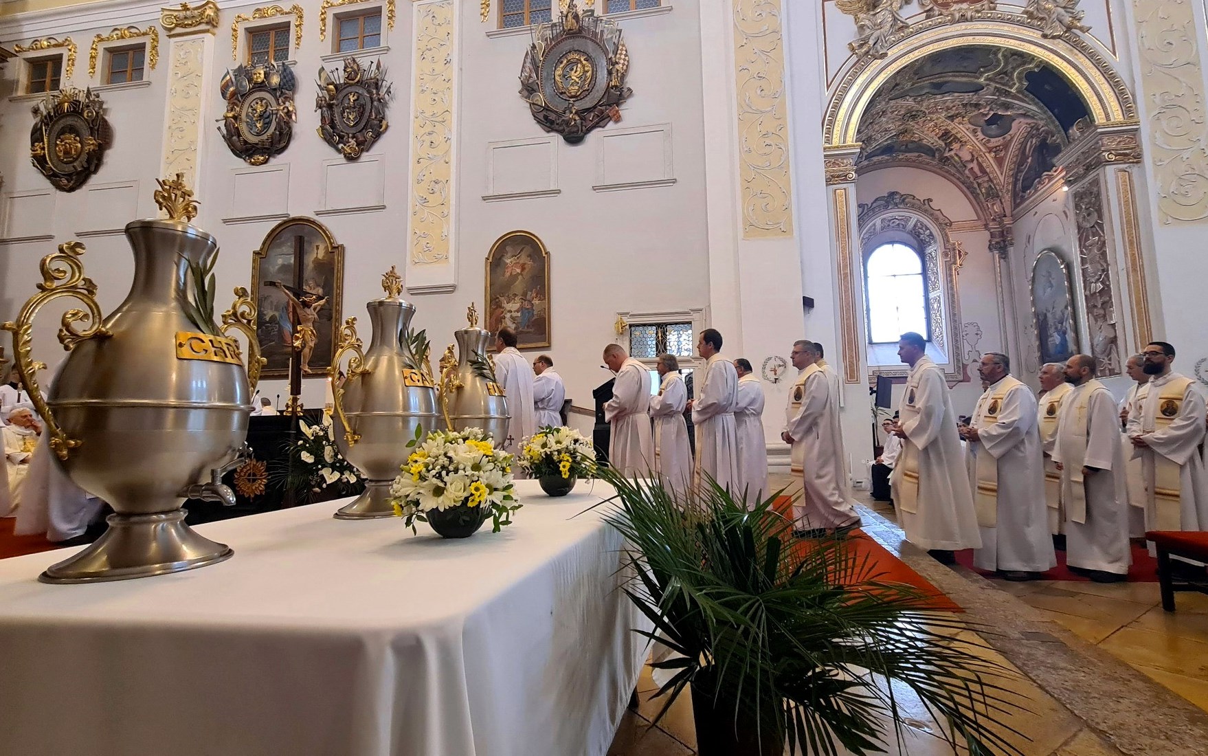 Štvrtok Svätého týždňa: Požehnanie olejov a obnova kňazských sľubov počas Missa chrismatis
